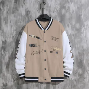 Klassische amerikanische High-Street-Baseballjacke für Herren in Khaki und Weiß.