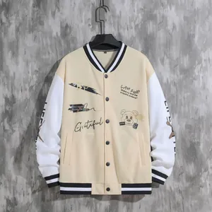 Vorderansicht einer cremeweißen Varsity-Jacke mit Bär- und Grafikdrucken