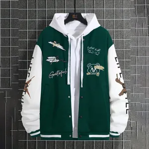 Detailansicht der grün-weißen Herren-Baseballjacke mit High-Street-Stickerei