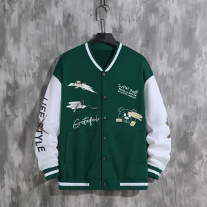 Detaillierte Vorderansicht einer dunkelgrünen Herren-Collegejacke mit Bären-Stickerei