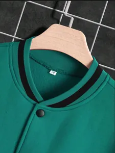 Detailansicht eines grünen Herren-Collegejacke-Kragens mit gestreiftem Rippbund