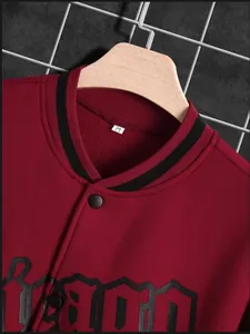 Nahaufnahme einer roten Baseballjacke mit schwarz gestreiftem Kragen und Knöpfen.