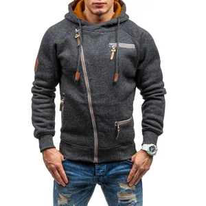 Détail du sweat à capuche gris pour homme avec fermeture éclair latérale asymétrique