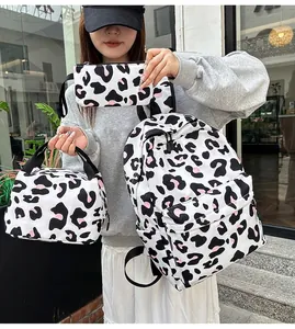 Detailansicht des 3-teiligen Rucksack-Sets mit Leopardenmuster und passender Tasche