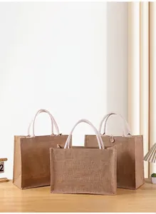 Borse tote in juta di grande capacità con rivestimento impermeabile su tavolo in legno