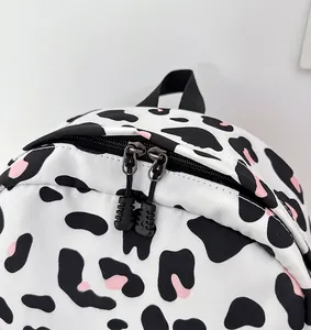 Nahaufnahme der glatten Doppelreißverschluss Details am Schulrucksack mit Tiermuster