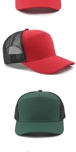 Rote und dunkelgrüne Blanko-Trucker-Baseballkappen mit atmungsaktivem Netzrücken