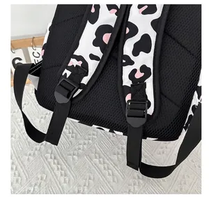 Detailaufnahme der atmungsaktiven Mesh-Schultergurte am Rucksack mit Leopardenmuster.