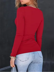 Haut de chemise rouge à manches longues en maille côtelée pour femme, vue arrière