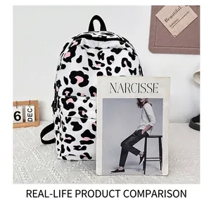 Rucksack mit Leopardenmuster im Größenvergleich zu einem Magazin