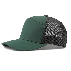 Dunkelgrüne und schwarze Mesh-Trucker-Mütze, schlichte Vorderseite für Sonnenschutz.