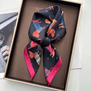 Foulard di seta retrò con motivo bassotto e bordo rosso presentato in una confezione