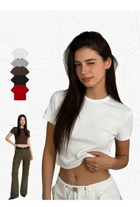 Gros plan d'un t-shirt court ajusté blanc montrant la texture du coton épais