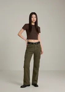 Vue complète d'un t-shirt court marron pour femme avec un pantalon cargo vert olive.