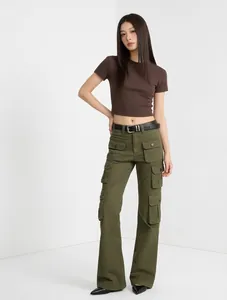 Vue en pied d'un mannequin portant un crop top marron et un pantalon cargo vert