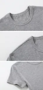 Vue détaillée du tissu côtelé gris d'un t-shirt ajusté à manches courtes pour femmes