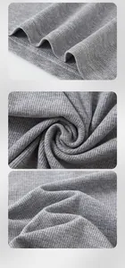 Gros plan du T-shirt gris côtelé montrant des coutures de qualité et un tissu respirant.