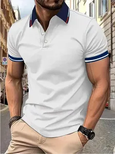 Vue détaillée d'un polo blanc pour homme avec col et poignets rayés bleu marine
