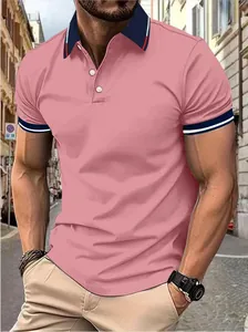 Polo à manches courtes pour hommes en rose avec col rayé bleu marine pour l'été.