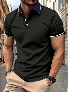 Détail d'un polo noir pour homme avec col et poignets à rayures bleu marine élégant