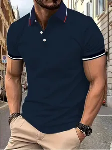 Vue détaillée du polo bleu marine pour homme avec col rayé et poignets de manches côtelés
