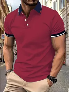 Vue détaillée d'un polo pour homme bordeaux avec un col rayé bleu marine élégant.