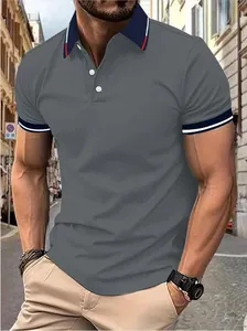 Gros plan d'un polo gris pour homme avec des détails de col rayés bleu marine