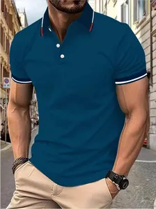 Polo bleu marine pour homme de haute qualité avec col et poignets rayés élégants.