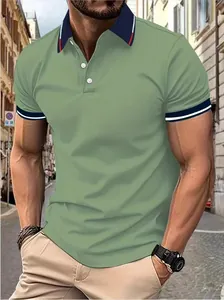 Polo ajusté pour homme vert sauge avec col contrasté bleu marine et détails rayés