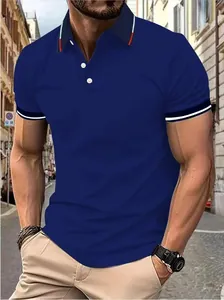 Détail du polo bleu marine pour homme avec col et poignets contrastés blancs.