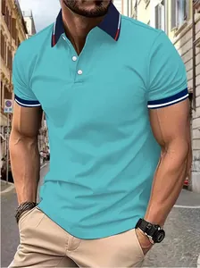 Polo pour homme bleu sarcelle avec col contrasté et poignets rayés sur modèle