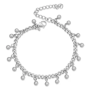 Vista dettagliata di un bracciale a catena in acciaio inossidabile con ciondoli a sfera