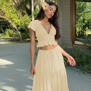 Ensemble élégant de haut court en dentelle beige et jupe longue en mousseline à volants