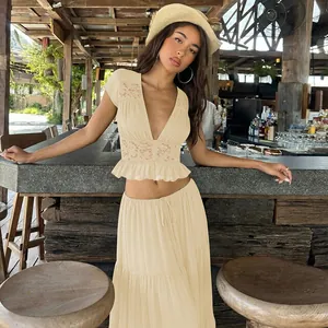 Ensemble haut court et jupe longue en mousseline de dentelle beige de style français.