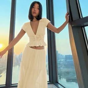 Ensemble élégant avec top en dentelle crème et jupe longue en mousseline légère
