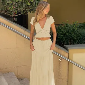 Ensemble deux pièces élégant avec crop top en dentelle et jupe longue à volants.