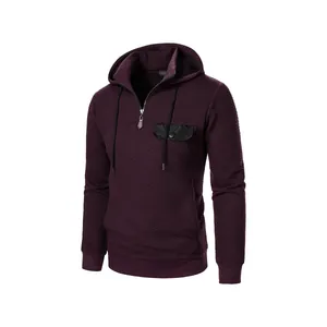Herren Slim Fit Kapuzenpullover in Burgunderrot mit Steppmuster und Viertelreißverschluss.
