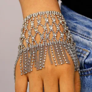 Catena per dorso mano orientale vintage con strass e nappe per danza sul palco