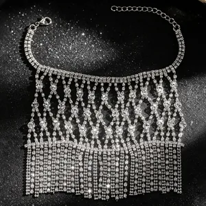 Detailansicht einer Handkette im nahöstlichen Stil mit glänzenden Strasssteinen