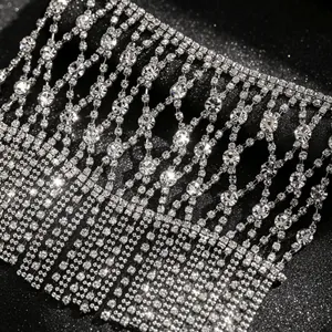 Detailansicht der glitzernden Strass-Quastenkette am vintage arabischen Handschmuck