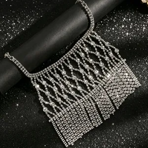 Nahaufnahme einer funkelnden silbernen Strass-Handkette im Vintage-Stil aus dem Nahen Osten.