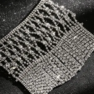 Nahaufnahme eines funkelnden Strass-Sklavenarmbands im nahöstlichen Ethno-Stil