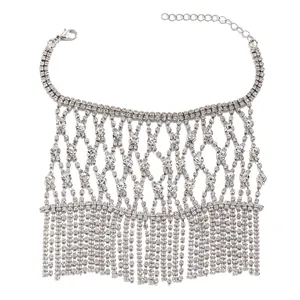 Detailansicht einer silbernen Strass-Handkette mit Fransen für Bühnenauftritte