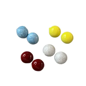 Boucles d'oreilles boules en émail coloré, motifs marbrés et tons unis élégants.