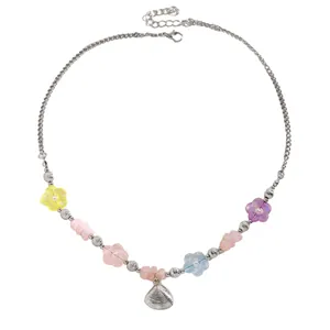 Boho-Halskette mit bunten Blumenperlen aus Harz und einem silbernen Muschel-Anhänger
