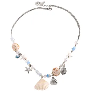 Detaillierte Makroansicht einer böhmischen Ozeanhalskette mit Muscheln, Seesternen und Perlen.