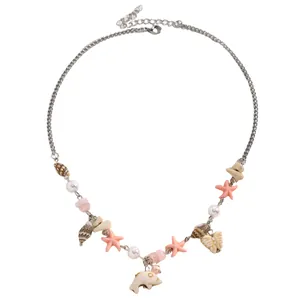 Detailaufnahme der Bohemian Strandhalskette mit rosa Seesternen und Muschelanhängern.