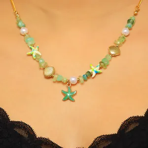 Collana stile bohémien oceano con pietre verdi, perle finte e ciondoli a stella