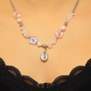 Elegante collana bohémien con conchiglia, perle finte e perline a forma di fiore