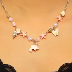 Collana bohémien a tema oceano con stelle marine, conchiglie e perle finte su modella